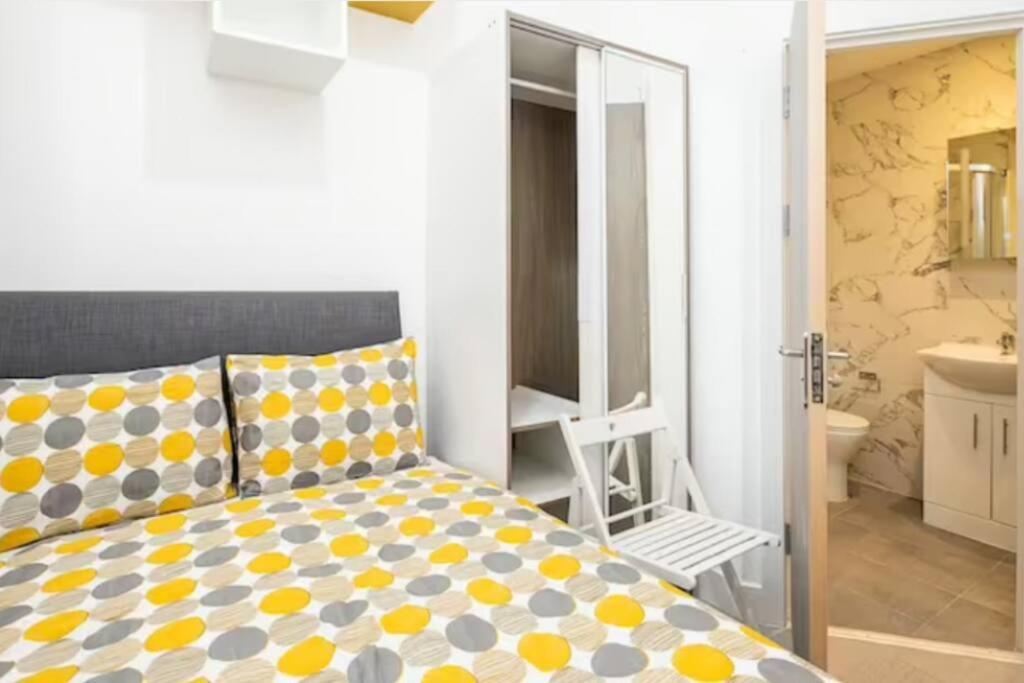 Boutique Modern Hotel Room For Two Near Tube And Bus Stations Londres Exterior foto