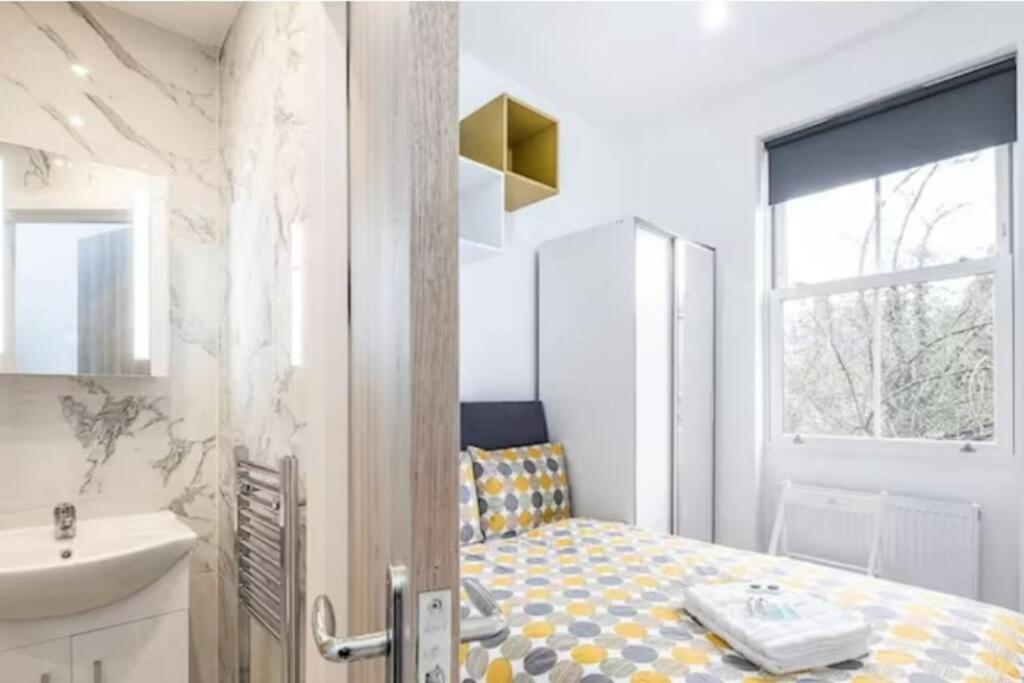 Boutique Modern Hotel Room For Two Near Tube And Bus Stations Londres Exterior foto